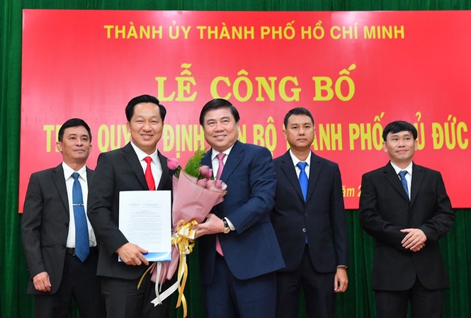 Yêu cầu lãnh đạo 3 quận cũ bàn giao nhiệm vụ cho Chủ tịch TP Thủ Đức Chủ tịch UBND TPHCM Nguyễn Thành Phong trao quyết định phê chuẩn chức danh chủ tịch UBND TP Thủ Đức cho ông Hoàng Tùng (trái) và 3 Phó Chủ tịch UBND TP Thủ Đức