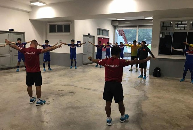 Lễ khai mạc SEA Games 29... 'run rẩy' với mưa Thày trò HLV Hữu Thắng phải rút vào hành lang sân Universiti Malaya để tập tạm, tránh cơn mưa như trút nước chiều nay. Ảnh ĐOÀN NHẬT