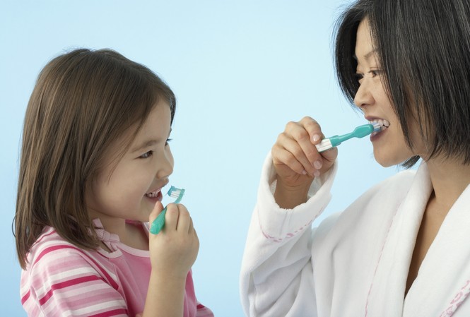 Những sai lầm tai hại của mẹ khi đánh răng cho con Những sai lầm tai hại của mẹ khi đánh răng cho con