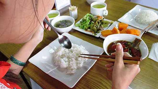Đổ bệnh vì… ăn kiêng Chế độ ăn kiêng cũng phải đủ các thành phần dinh dưỡng cần thiết cho cơ thể