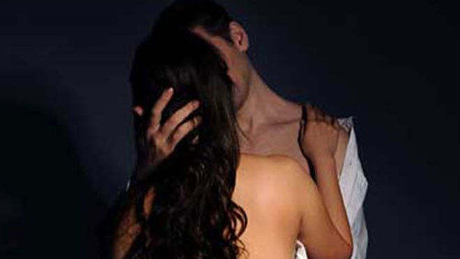 Vì còn yêu, tôi tự nguyện làm tình nhân của chồng cũ Đã vài tuần nay, tôi trở thành người phụ nữ trong bóng đêm của chính người chồng cũ.