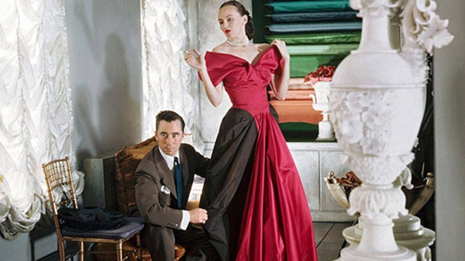 Charles James, huyền thoại couture bị lãng quên Charles James được sánh ngang với các nhà thiết kế đình đám như Christian Dior hay Chanel vào những năm 1940-1950. Ảnh: Harpersbazaar.