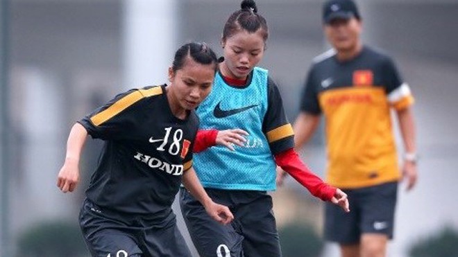 Chuyện những nữ cầu thủ uống trà đá, nhịn ăn để mơ dự… World Cup Các cầu thủ nữ đang luện tập.