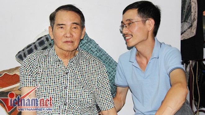 Tác giả 'Nơi đảo xa' bị liệt nửa người Nhạc sĩ Thế Song bên con trai - nhạc sĩ Thế Hiển.