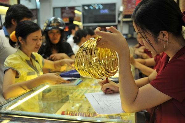 Giá vàng trong nước tiếp tục đi xuống Giá vàng trong nước tiếp tục đi xuống