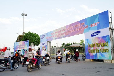 Samsung Việt Nam tổ chức thi tuyển dụng lớn nhất trong năm Các thí sinh tới tham dự Vòng thi GSAT tại Trung tâm Hội nghị Quốc gia