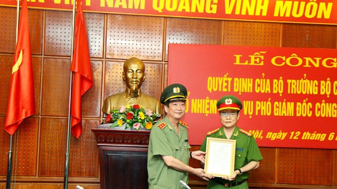 Bổ nhiệm Phó Giám đốc Công an TP Hà Nội Trung tướng Nguyễn Xuân Tư trao quyết định bổ nhiệm cho Đại tá Đào Thanh Hải (bên phải). Ảnh: An ninh Thủ đô