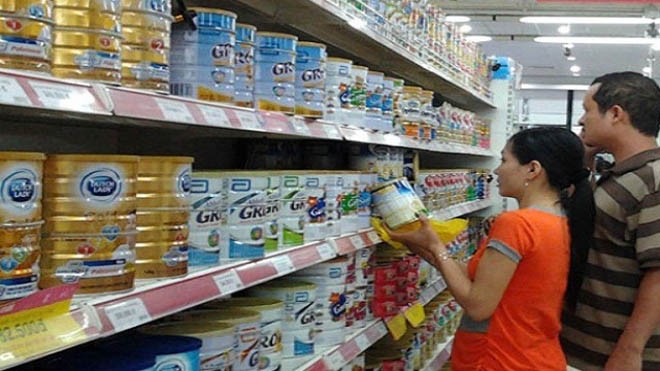 Kìm giá sữa được bao lâu? Đối với mặt hàng sữa, có lẽ đây là lần đầu tiên hàng trăm mặt hàng đồng loạt giảm giá và giá giảm sâu làm nhẹ lòng người tiêu dùng.