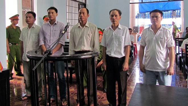 Công an ăn chặn trầm kỳ bị phơi ra ánh sáng Các bị cáo Vũ Anh Trung, Trần Lệ Kiên, Nguyễn Thành Trung, Nguyễn Hồng Hà, Luân Văn Nam (từ trái qua) tại phiên tòa