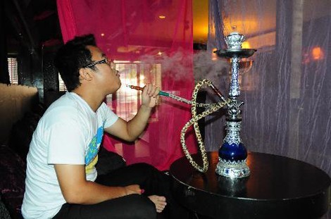 Đêm mê cuồng với shisha 'vỉa hè' Khi mới du nhập, shisha thường được hút tại những nơi khá "sang trọng".