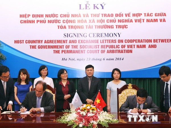 Việt Nam chính thức công nhận tòa trọng tài quốc tế Quang cảnh lễ ký. (Ảnh: Thống Nhất/TTXVN)