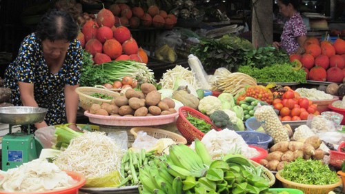 Rau Đà Lạt tăng giá một, về chợ Sài Gòn tăng mười Rau Đà Lạt tăng giá trở lại. Ảnh: Hồng châu.