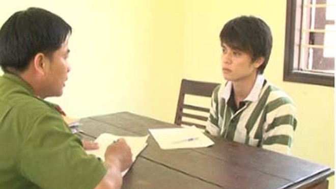 Kì cục vụ thiếu nữ bị gã trai dụ về nhà người yêu để... hiếp Nguyễn Văn Hòa tại Cơ quan điều tra.