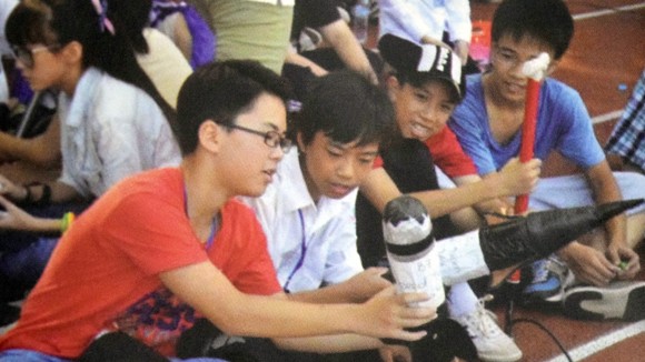 Học sinh xuất sắc được học cùng sinh viên Các hoạt động trải nghiệm ngoài giờ học tạo hứng thú và khả năng sáng tạo của học sinh