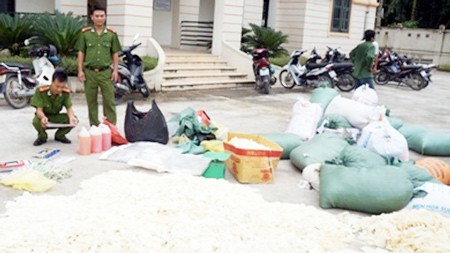 Hiểm họa khôn lường từ găng tay y tế đã qua sử dụng Gần 1 tấn găng tay vẫn còn dính máu được CAQ Long Biên thu giữ