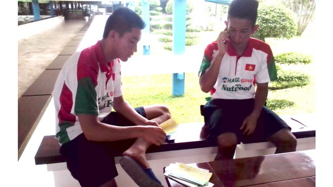 Cầu thủ U.19 Việt Nam phát hoảng vì lo chạy vé cho người thân Văn Trường (trái) và Hồng Duy trăn trở vì không thể kiếm đủ vé vào sân cho người nhà