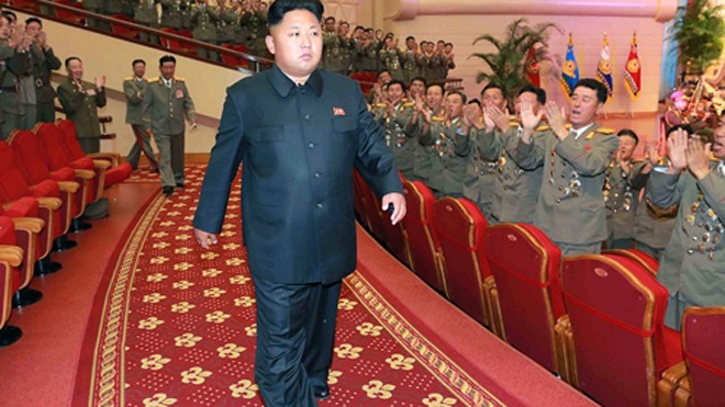 Báo Hàn Quốc: Kim Jong-un 'bị vỡ mắt cá chân' Nhà lãnh đạo Triều Tiên Kim Jong-un được các quan chức quân đội chào đón nhiệt liệt trong một sự kiến. Ảnh: AFP