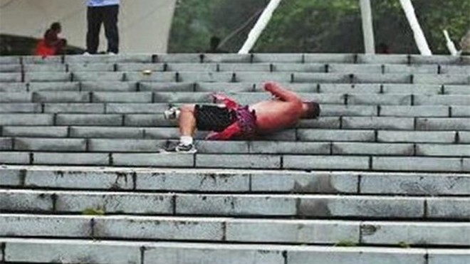 Lăn trên bậc cấp để... tập thể dục Ông Chia với bài tập lăn cầu thang khác thường của mình