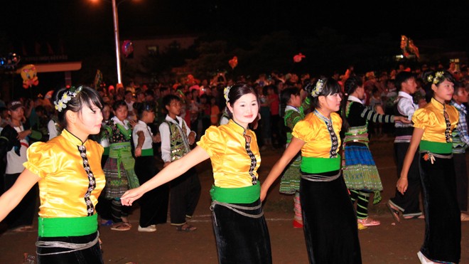 Tôn vinh điển hình bám bản xây dựng Tây Bắc Xòe Thái, nét văn hóa rất đẹp ở Mường Lò, Yên Bái