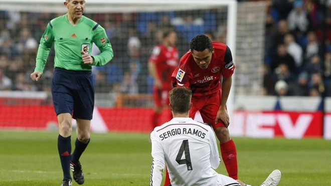 Real hãi hùng nhận 'cơn bão' chấn thương Sergio Ramos dính chấn thương bắp đùi.