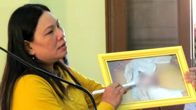 Vụ công an dùng nhục hình: Rõ dấu hiệu “bắt giữ người trái pháp luật” Chị Ngô Thị Tuyết khóc khi kể về việc em mình bị bắt và đánh chết