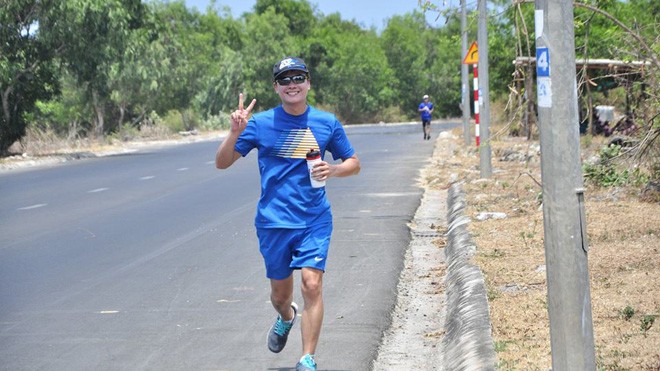 Ironman và những người thi với chính mình Anh Bùi Minh Phương tập chạy dưới cái nắng 37 độ và gió biển thổi ngược