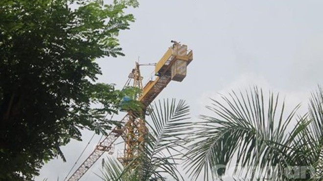 Thuyết phục thành công thanh niên ngáo đá vắt vẻo trên cần cẩu Thanh niên này đã leo lên ngồi trên cần cẩu cao 50m