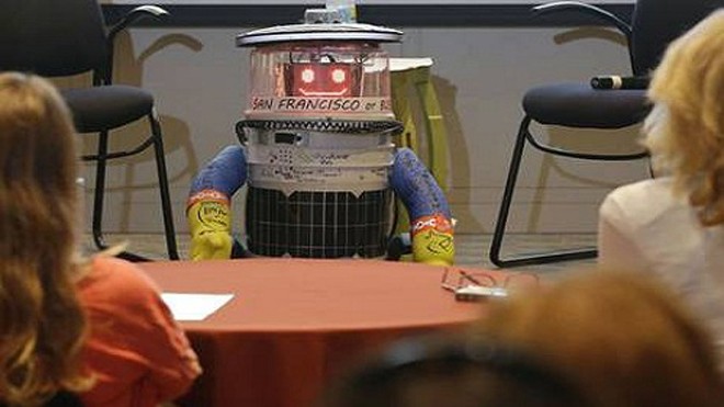 Robot đi du lịch vòng quanh thế giới HitchBOT, robot chuyên đi nhờ xe, chính thức được giới thiệu với người dân Mỹ. Ảnh: AP.