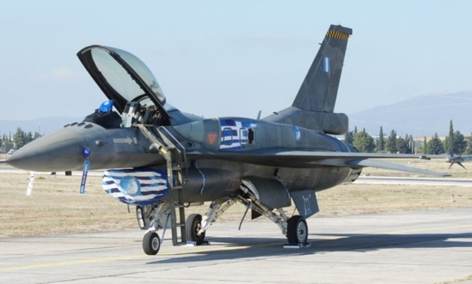 Phi công Hy Lạp lái chiến đấu cơ ra nước ngoài rút tiền Một chiếc chiến đấu cơ F-16 của Không quân Hy Lạp