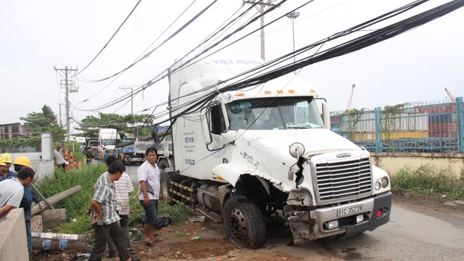 Container tông sập tường nhà dân trong đêm Hiện trường vụ tai nạn