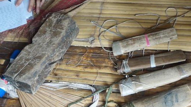 Nhận diện hung khí trong vụ thảm sát rúng động Nghệ An Vỏ đựng các con dao mà cơ quan điều tra đã thu giữ tại nhà của hung thủ Vi Văn Hai.
