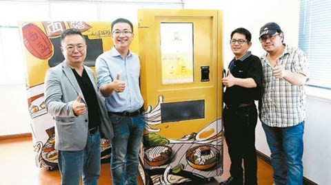 Máy bán tô mì bò tự động đầu tiên trên thế giới Bốn nhà sáng chế bên chiếc máy bán tô mì bò tự động - Ảnh: Oriental Daily