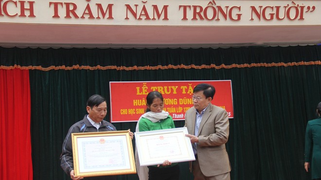 Truy tặng Huân chương Dũng cảm cho học sinh quên mình cứu bạn Thừa ủy quyền của Chủ tịch nước, Sở GD & ĐT Nghệ An Trao tặng Huân chương Dũng cảm cho em Nguyễn Anh Tuấn (đại diện gia đình nhận)