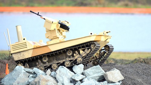 Mỹ chạy đua phát triển robot sát thủ với Nga và Trung Quốc Hệ thống mới có thể giúp robot tự đánh giá tình hình và quyết định khai hỏa vào mục tiêu. Ảnh minh họa: DefenseNews