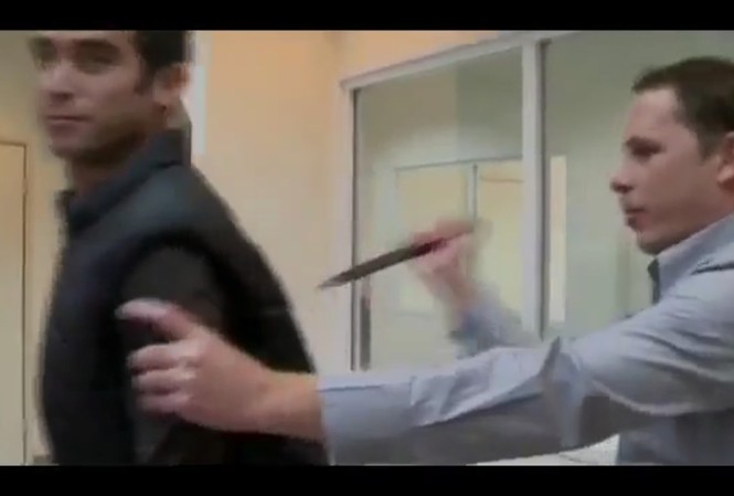 Phóng viên bị thương khi thử áo khoác chống dao Phóng viên bị thương khi thử áo khoác chống dao