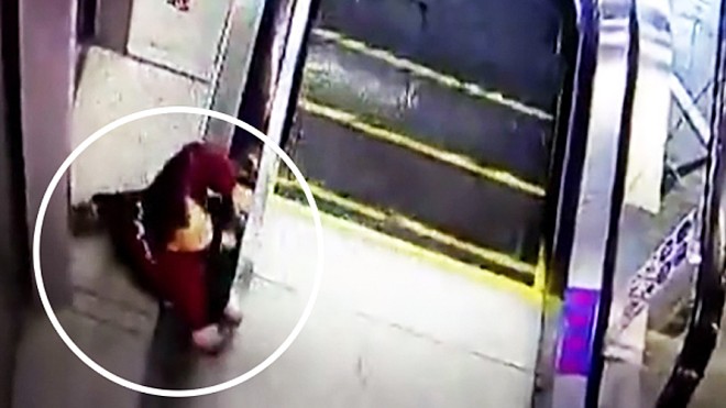Bé trai suýt chết vì thang cuốn tại Trung Quốc Bé trai suýt chết vì thang cuốn tại Trung Quốc
