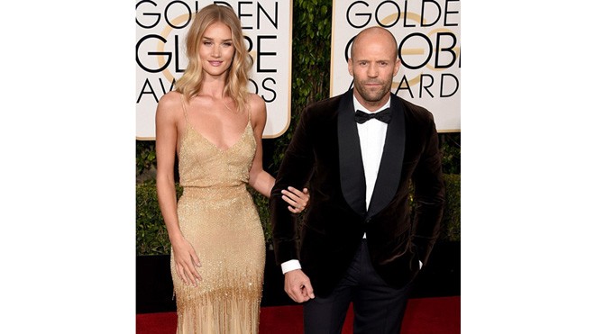 Người tình của Jason Statham khoe nhẫn đính hôn Rosie Huntington-Whiteley khoe nhẫn đính hôn bên cạnh người yêu Jason Statham.