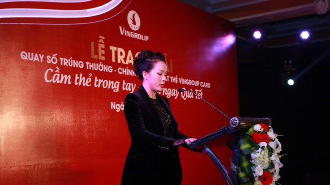 Rộn ràng lễ trao giải thưởng “tiền tỷ” của Vingroup Card Bà Nguyễn Thị Dịu – Phó Tổng Giám đốc Tập đoàn Vingroup phát biểu chúc mừng những khách hàng trúng giải