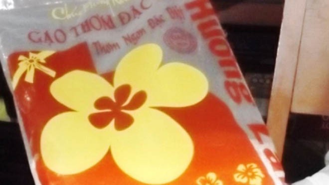 Kiểm định sản phẩm gạo nấu cơm như... xác giấy Bao bì sản phẩm gạo nghi bị làm giả
