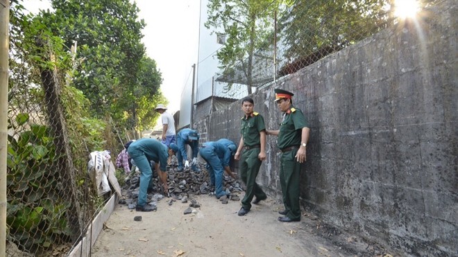 Ông Đinh La Thăng giúp tôi 'trúng' vé số Ngay từ sáng sớm, lãnh đạo huyện Củ Chi đã triển khai công việc làm đường, xây nhà cho mẹ Em, mẹ Oanh
