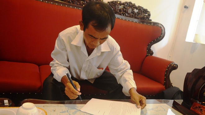 Ông Huỳnh Văn Nén đề nghị xử lý hình sự 14 cán bộ gây oan sai Ông Huỳnh Văn Nén kí tên vào đơn tố cáo bổ sung vào chiều 3/3. Ảnh: Ngô Bình