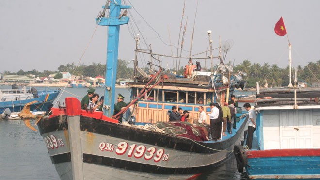 Ngư dân kể lại vụ tàu Trung Quốc cướp phá tàu cá Việt Tàu cá QNa 91939 trở về đất liền sau chuyến biển kinh hoàng, bị cướp sạch.