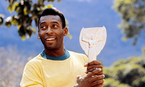 Pele bán sạch huy chương và Cup vàng World Cup Chiếc cup vàng có một không hai Jules Rimet mà Pele đang sở hữu được xem là một báu vật với thế giới bóng đá.