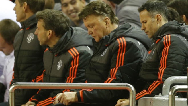 Scholes nói Man Utd 'hỗn loạn và thảm họa' Van Gaal và Ryan Giggs bất lực ở Anfield. Ảnh: Reuters.