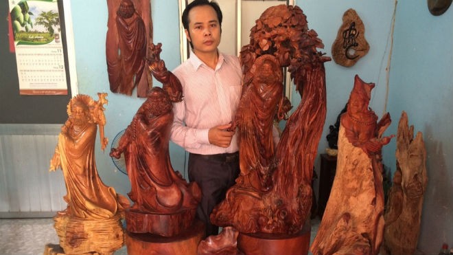 Những bức tượng Đạt Ma Sư Tổ độc nhất vô nhị Nghệ nhân Nguyễn Quang Nam bên những tác phẩm tượng gỗ Đạt Ma Sư Tổ