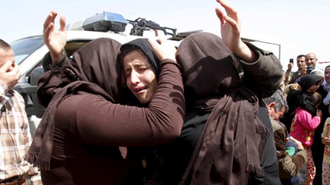 IS bán nô lệ tình dục qua Facebook giá 8.000 USD Các phụ nữ thuộc tộc người Yazidi là đối tượng chính bị IS bắt cóc và cưỡng hiếp. Ảnh: Reuters