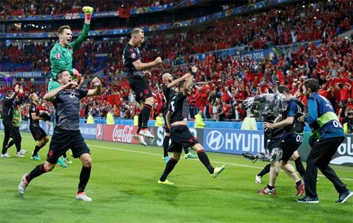 Bóng đá Albania: Mật ngọt và máu đỏ Niềm hân hoàn của các cầu thủ Albania sau khi giành chiến thắng đầu tiên ở một giải đấu lớn được tham dự. Ảnh: Reuters.