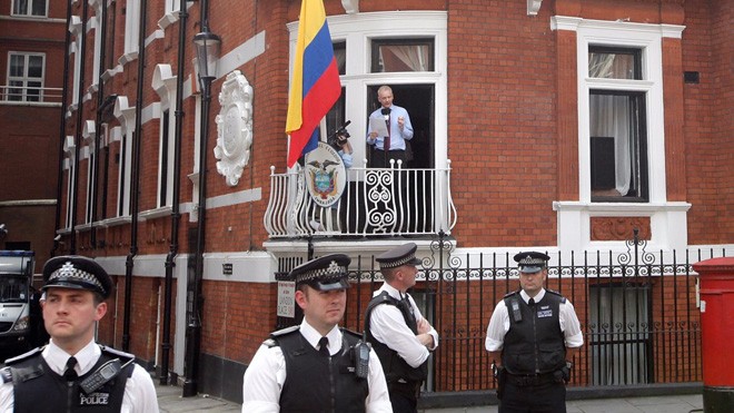 Ông chủ WikiLeaks sống thế nào trong Sứ quán Ecuador suốt 4 năm qua? Julian Assange phát biểu từ ban công Sứ quán Ecuador ở London (Getty Images)