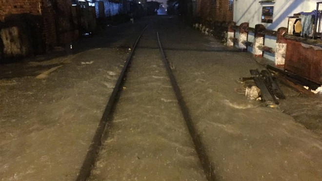 Nước ngập đường ray, tàu về ga Sài Gòn trễ hàng tiếng Đường ray bị ngập khiến các chuyến tàu về ga Sài Gòn trễ giờ.