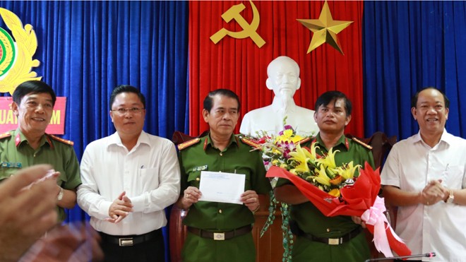 Vụ phá rừng pơ mu ở Quảng Nam: Thêm 5 đối tượng ra đầu thú Lãnh đạo UBND tỉnh Quảng Nam tuyên dương và thưởng nóng cho ban chuyên án điều tra vụ phá rừng pơ mu